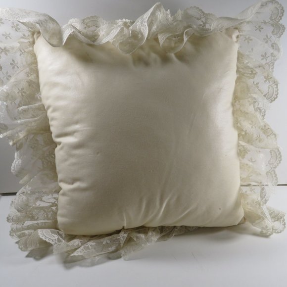 Square Pillow with heart design on top, vintage Victorian look - Picture 7 of 7